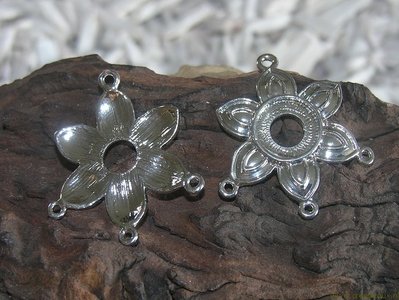 Bloem met 4 oogjes, 42x38mm, zilverkleur
