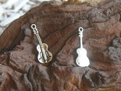 Gitaar, 26x10mm, oudzilverkleur