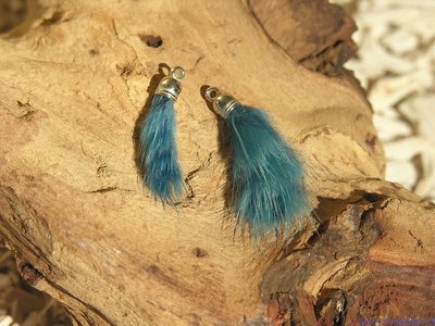 Hanger met pluis, 40x15mm, petrol blauw