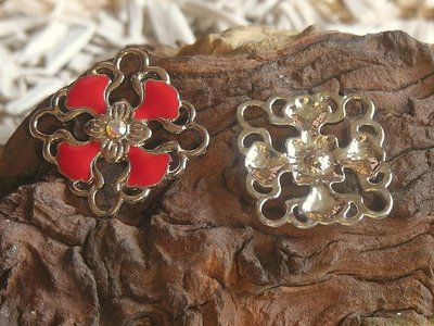 Tussenzetsel vierkant met epoxy en strass, 35x35mm, zilverkleur-rood
