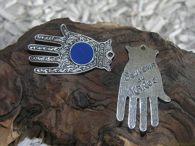 Hand met tekst Souvenir du Maroc, 36x59mm, oudzilverkleur