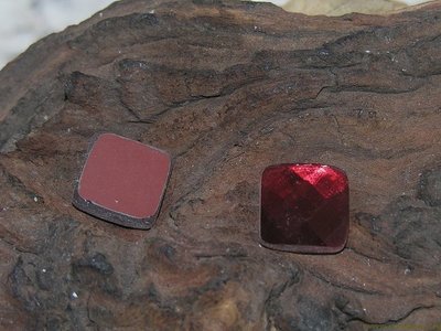 Plaksteen facet geslepen, 14x14mm, rood