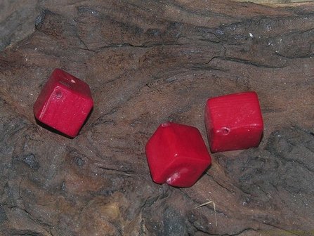 414133947 Koraal kubus, ca 12x10mm, diep rood